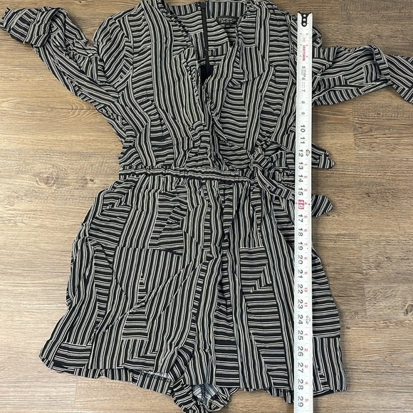 TOPSHOP Women’s Belted Black and White Striped Playsuit Jumpsuit, size 6 - Picture 9 of 14
